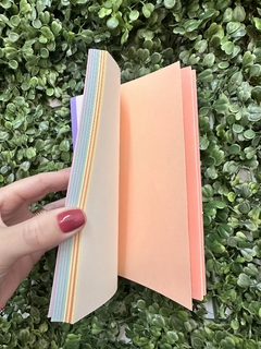 Bloco de papel colorido na internet