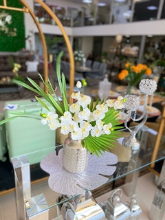 Arreglo Floral ORQUIDEA BLANCA CHICA CON PALMA Artificial - comprar online