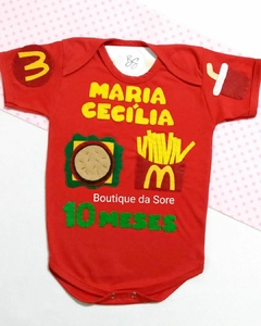 body de bebe vermelho personalizado tema mc donalds sanduiche batata frita simbolo do mc e refri com nome e meses do bebe bordado a mao