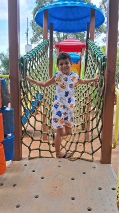 menino-vestindo-conjunto-infantil-mauricinho-blogueirinho-com-capuz-tematico-bolofofos