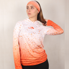 REMERA CON CAPUCHA NARANJA ENERGETICA en internet