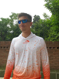 REMERA CON CAPUCHA NARANJA ENERGETICA - tienda online