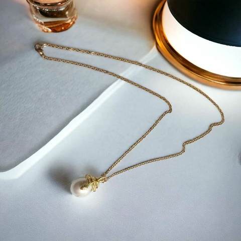 Vibora envolviendo el dije de perla