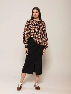 Blusa animal print com gola canoa e mangas de cava quadrada bufante Biamar 11780 na internet