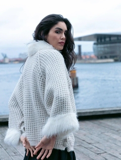 Capa de pele fake na gola e punhos com fechamento de botões nas laterais Biamar 11828 - Moda Urbana | Tendências da Moda Feminina 