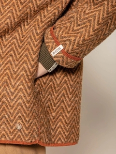 Casaco sem fechamento frontal, com bolsos laterais e padronagem geométrica e mangas de cava quadrada Biamar 11691 - Moda Urbana | Tendências da Moda Feminina 