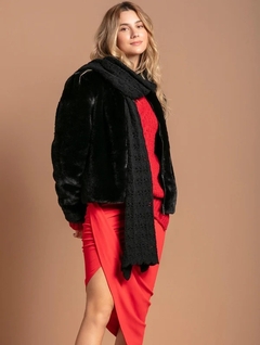 Casaco em pele fake com gola redonda, fechamento em zíper e mangas de cava posta Biamar 51035 - Moda Urbana | Tendências da Moda Feminina 