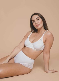 Bombacha Deville alta confeccionada con tricot y puntillas de lycra. Cod.: 862