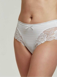 Bombacha Selu tiro corto de microfibra fantasía y puntilla. Cod.: 299