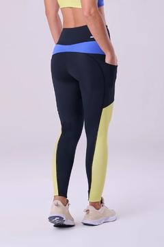Imagem do LEGGING ESSENTIAL RUN FLIGHT - PRETO / AZUL / VERDE - P