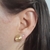 Brinco circular espiral pequeno folheado a ouro 18k