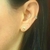 Brinco pequeno de conchinha folheado a ouro 18k