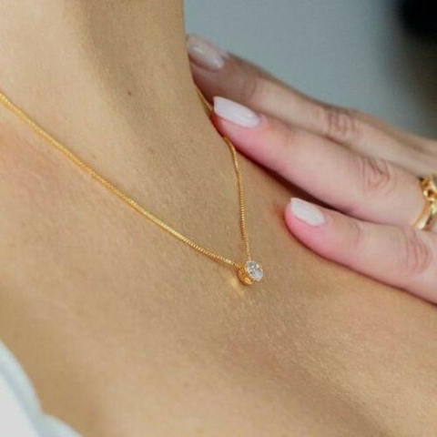 Colar com ponto de luz pequeno folheado a ouro 18k
