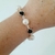Pulseira de pérolas com pedra preta folheada a prata