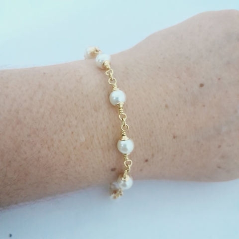 Pulseira de pérolas espaçadas com elos folheada a ouro 18k