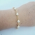 Pulseira de pérolas espaçadas com elos folheada a ouro 18k