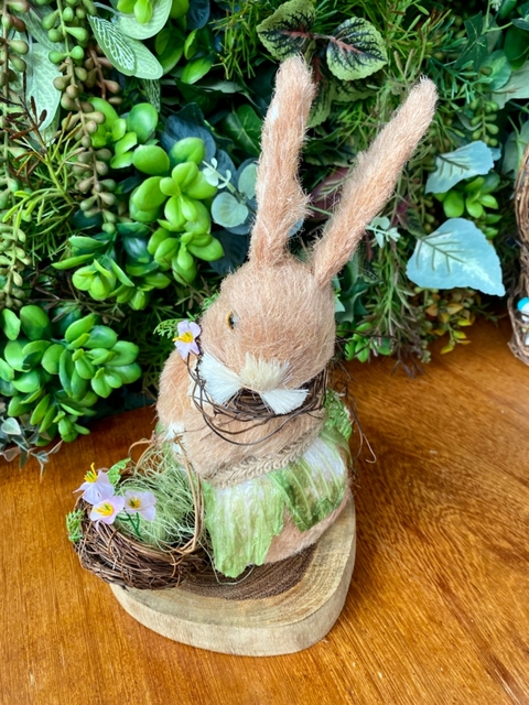 COELHA CAMPONESA COM CESTA DE FLORES