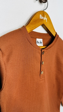 Remera nene waffle coderas botones - Cod: 24115 en internet
