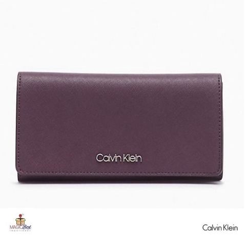 Carteira Calvin Klein roxa em couro saffiano