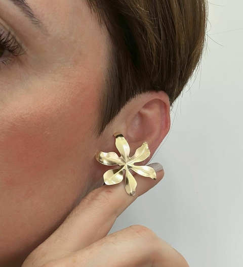 Brinco Flor Pétalas Banhado a Ouro 18k