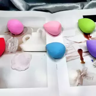 ESPONJA DE MAQUILLAJE CON FORMA DE GOTA EN CAJA