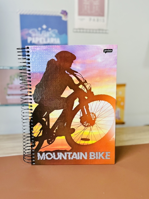 ￼Caderno Universitário 12 matérias Street Jandaia - 240 folhas