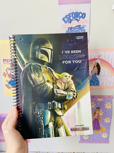CADERNO 1 MATÉRIAS STAR WARS MANDALORIAN JANDAIA