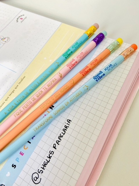 LÁPIS COM BORRACHA GOOD VIBES - LEONORA