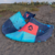 Kite DUOTONE 7m Dice 2019 en la playa, con colores brillantes y diseño moderno.
