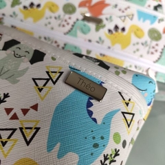 Kit Organizador / Saquinho Maternidade + Nécessaire Luxo Dinos Branco Personalizados Com Nome - comprar online