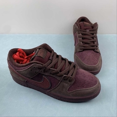 Nike SB Dunk Low City of Love Burgundy Crush na internet