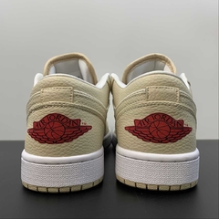 Imagem do Jordan 1 Low SE Sail Rattan University Red