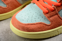 Nike SB Dunk Low Orange Emerald Rise na internet