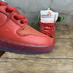 Imagem do Nike SB Dunk High Strawberry Cough