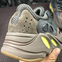 Adidas Yeezy 700 Mauve na internet