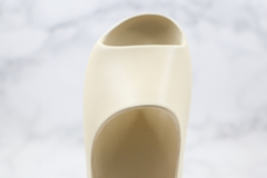Yeezy Slide Bone na internet