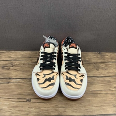 Imagem do Jordan 1 Low Year of the Tiger