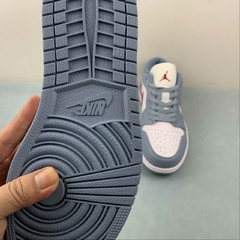 Imagem do Jordan 1 Low Light Iron Ore/Siren Red