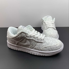Nike Dunk Low White Paisley na internet