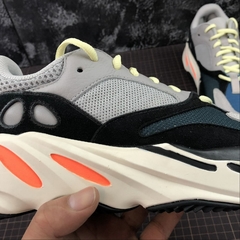 Adidas Yeezy Boost 700 Wave Runner Solid Grey na internet