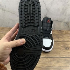 Imagem do Jordan 1 Mid Black Chile Red White