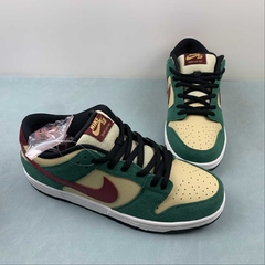 Nike SB Dunk Low Vegas Gold na internet