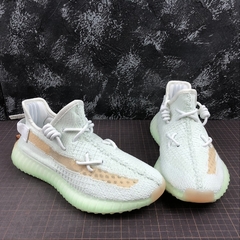 Adidas Yeezy Boost 350 V2 Cloud White na internet