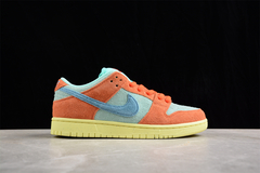 Nike SB Dunk Low Orange Emerald Rise na internet