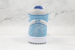Jordan 1 Retro High OG Hyper Royal na internet