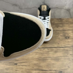 Jordan 1 Mid Barely Orange Light Violet na internet