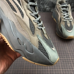 adidas Yeezy Boost 700 V2 Geode na internet