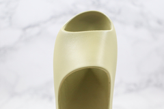 Yeezy Slide Resin na internet