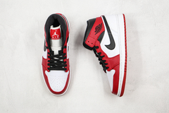Jordan 1 Mid Chicago (2020) na internet