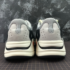 Adidas Yeezy Boost 700 Wave Runner Solid Grey na internet
